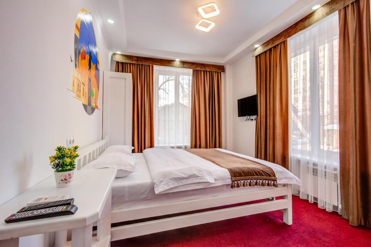 White Hotel & Hostel بيشكيك المظهر الخارجي الصورة