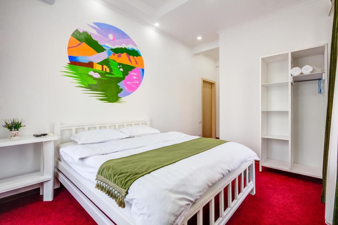 White Hotel & Hostel بيشكيك المظهر الخارجي الصورة