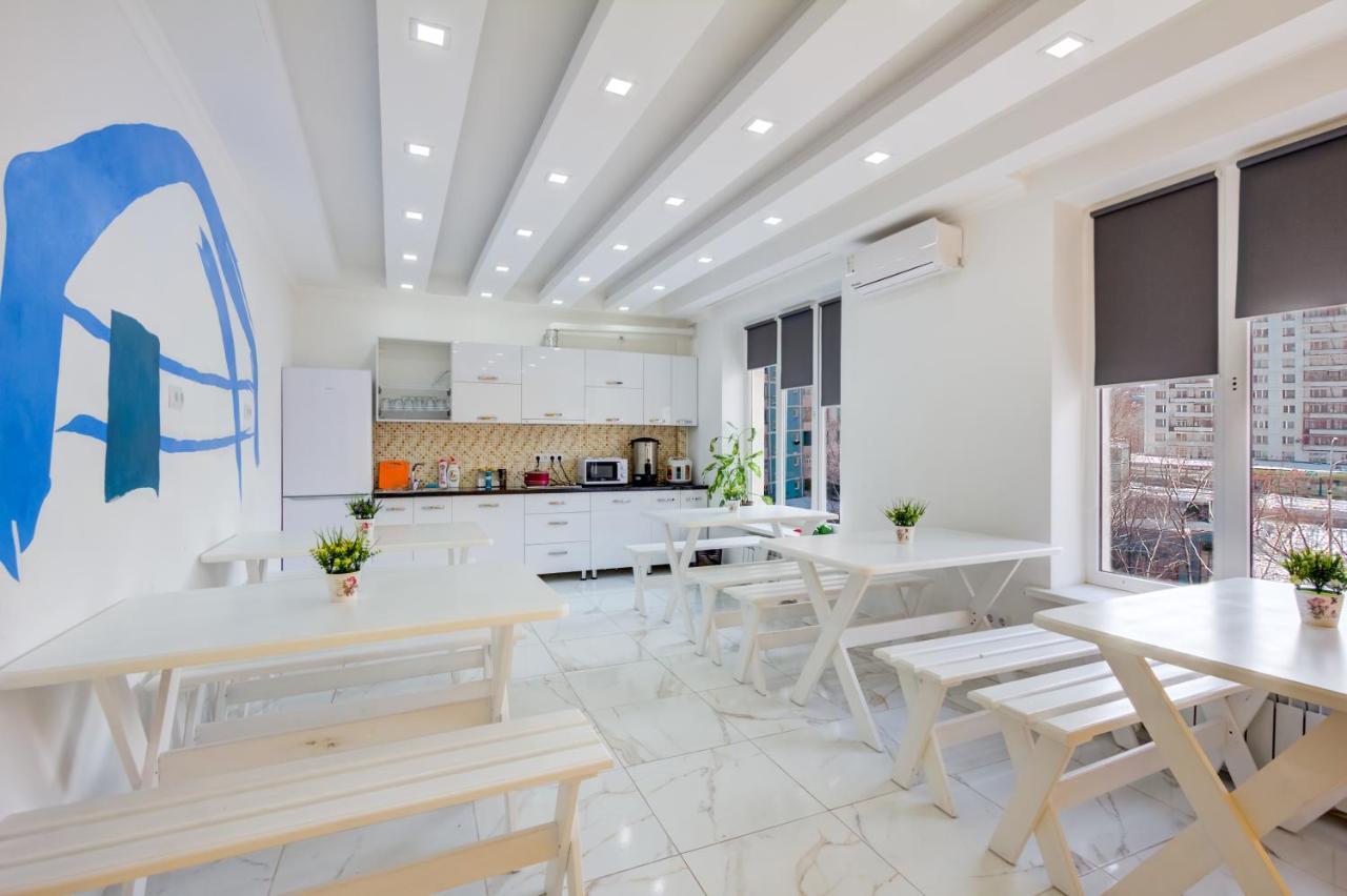 White Hotel & Hostel بيشكيك المظهر الخارجي الصورة